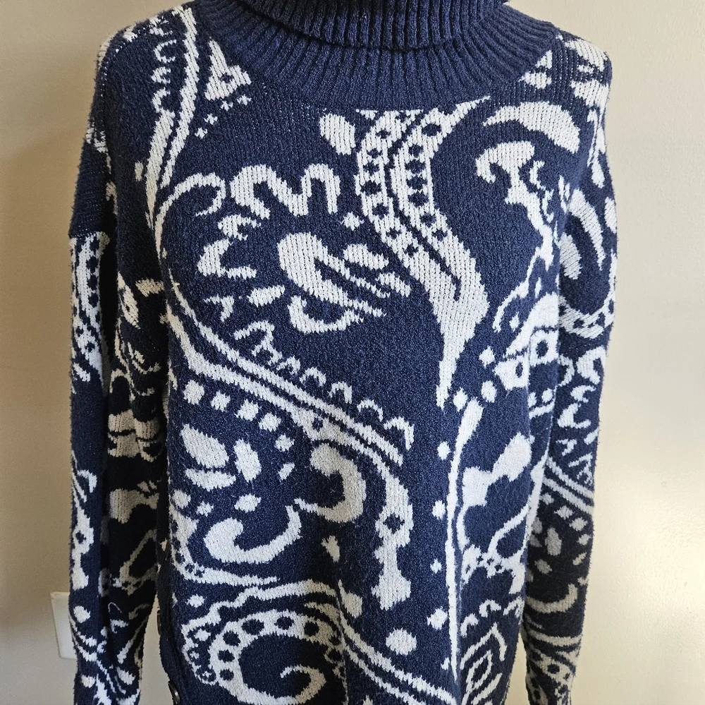 St. John Navy and White Turtleneck Sweater PXL